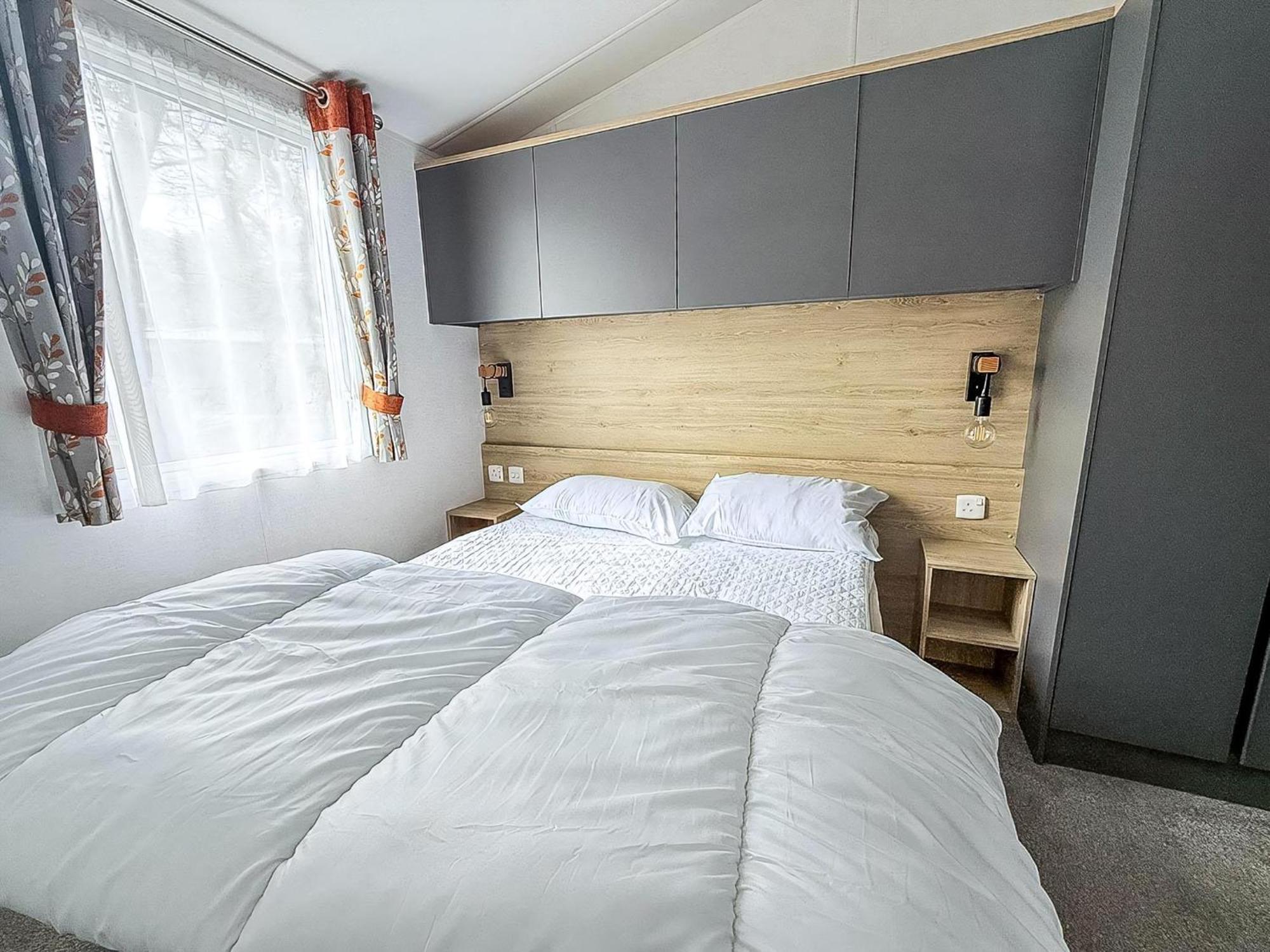 Beautiful Caravan With Decking At Azure Seas In Suffolk, Sleeps 6 Ref 32004Az Lowestoft Extérieur photo